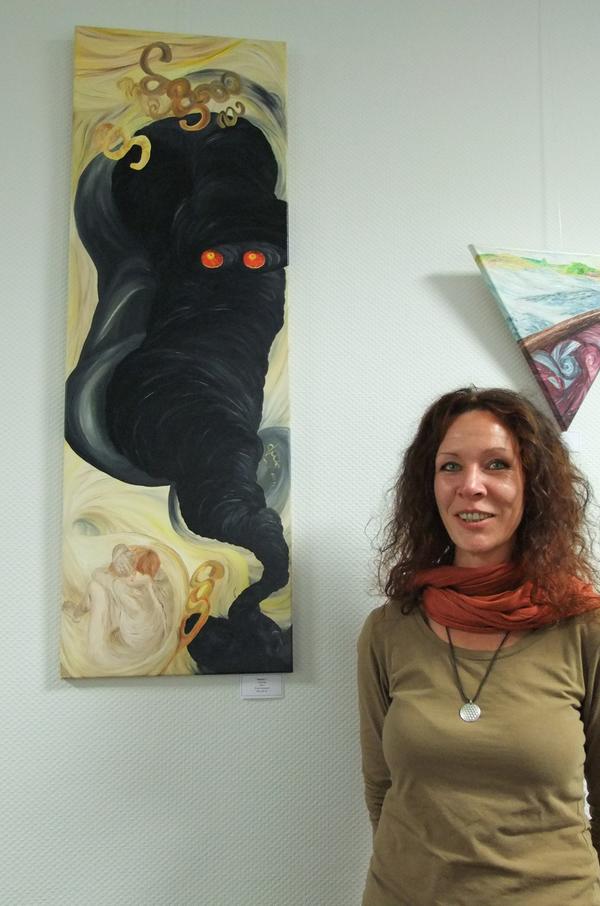 Die Stralsunder Künstlerin k.herzog vor ihrem Werk "Monster" (Foto: C.Schmidt)