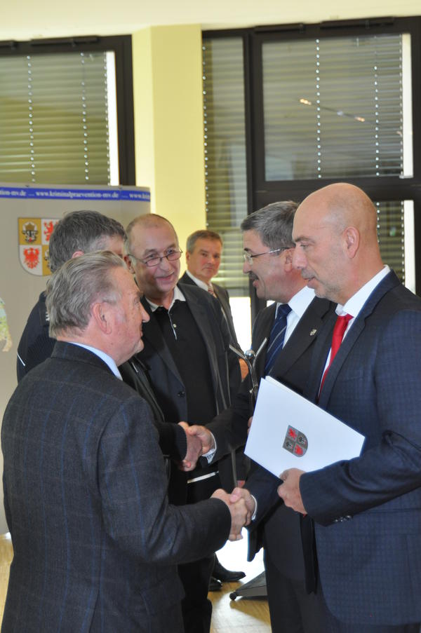 Verleihung des Preises mit dem Direktor des Landeskriminalamtes M-V und Minister Lorenz Caffier, im Hintergrund Armin Schlender