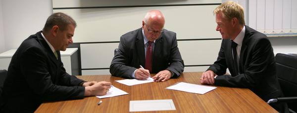 Von li. nach re.: Oberb&uuml;rgermeister Dr. Ing. Alexander Badrow, Landrat Ralf Drescher, Axel Peters - Vorsitzender des Richterbundes Mecklenburg-Vorpommern.