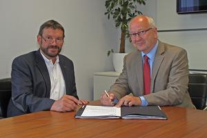 Axel Mesing  von der E.DIS AG (li.) und Landrat Ralf Drescher bei der Vertragsunterzeichnung