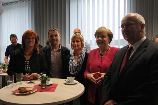 Dr. Angela Merkel (2.v.r.) und Landrat Ralf Drescher (r) mit Mitarbeitern der Kreisverwaltung.
