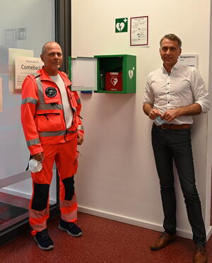 Dr. Norbert Matthes und Landrat Dr. Stefan Kerth am Standort des Defibrillators im Landratsamt