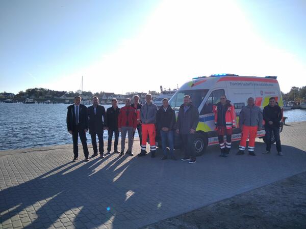&Uuml;bergabe E-RTW auf Hiddensee