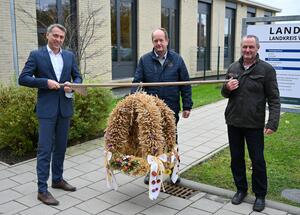 Landrat Dr. Stefan Kerth, Max Ott, Landwirt aus Binz und Peter Kr&ouml;her, stellvertretender Vorsitzender des Bauernverbandes Nordvorpommern (v. l. n. r.) w&auml;hrend der &Uuml;bergabe der Erntekrone