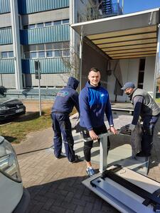 Landkreismitarbeiter Nils Lessing während des Umzuges des Impfstützpunktes Stralsund