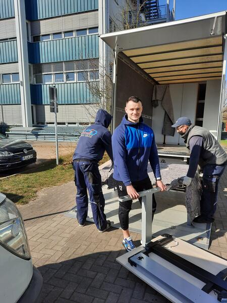 Landkreismitarbeiter Nils Lessing w&auml;hrend des Umzuges des Impfst&uuml;tzpunktes Stralsund