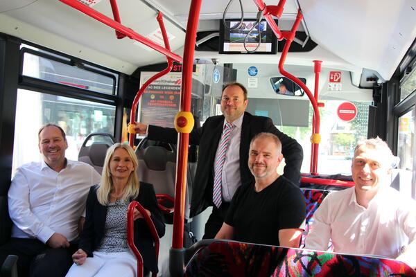 Thomas Huth, Anja Ratzke, Ulrich Sehl, Dr. Alexander Badrow und Dr. Stefan Kerth (v. l. n. r.) w&auml;hrend der Sonderfahrt zur Vorstellung der Sch&uuml;lernetzkarte
