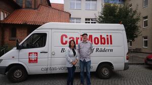 Das CariMobil Vorpommern-Rügen mit Isabell Schätzlein und Alexander Weyer (v. l. n. r.)