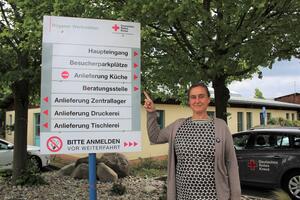 Maren Hirsch vor der DRK-Beratungsstelle für Menschen mit Behinderung auf der Insel Rügen und in Stralsund