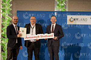 Bundesminister Dr. Volker Wissing zeichnet die Hansestadt Stralsund als HyExpert aus