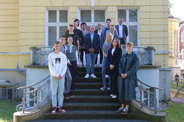 Diana Hellwig, Sachbearbeiterin Ausbildung, Robin Kagels, Fachdienstleiter Personal, Anke B&ouml;rner, Sachbearbeiterin Fortbildung und Landrat Dr. Stefan Kerth (v. l. n. r.) begr&uuml;&szlig;en die neuen Auszubildenden und Studierenden am Verwaltungsstandort Grimmen 