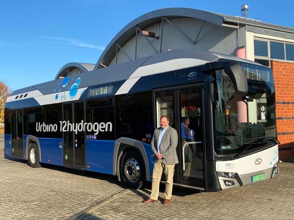 Ulrich Sehl, Gesch&auml;ftsf&uuml;hrer der VVR, ist erfreut die zukunftsweisende emissionsfreie Mobilit&auml;t zu pr&auml;sentieren