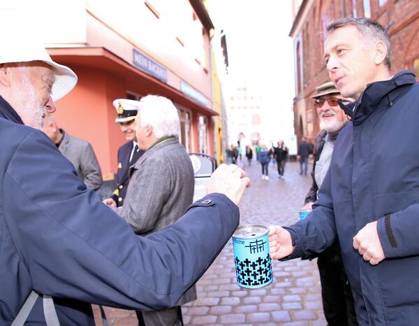 Landrat Dr. Stefan Kerth ist erfreut &uuml;ber die ersten Spenden zum Start der Stra&szlig;ensammlung.