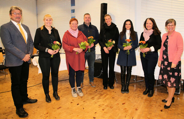 Schirmherrn Peter Paul (l.), Petra Breuer, Beauftragte für Menschen mit Behinderungen (r.) sowie Integrationsbeauftragte Cornelia Schäfer (2. v. l.) gemeinsam mit Preisträgerinnen und Preisträger, die im Jahr 2020 mit der Plakette "barrierefrei" ausgezeichnet wurden)