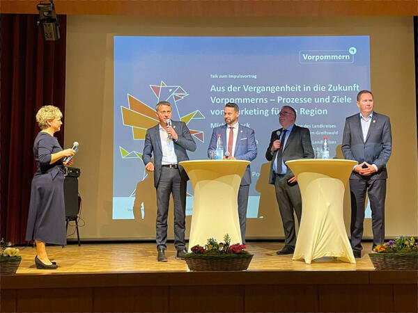 Landrat Dr. Stefan Kerth spricht auf der 1. Vorpommernkonferenz in Grimmen