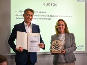 Bundesumweltministerin Steffi Lemke überreichte Landrat Dr. Stefan Kerth die Auszeichnung