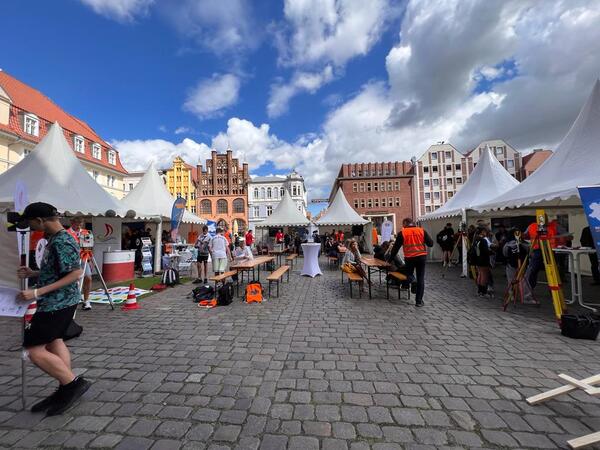 Tag der Geod&auml;sie 2023 auf dem Alten Markt in Stralsund
