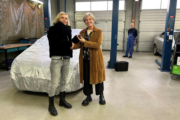 Ricarda Rumpel, 2. Stellvertreterin des Landrates Vorpommern-Rügen und Schulleiterin Frau Kahmann nahmen das neue Fahrzeug in Empfang