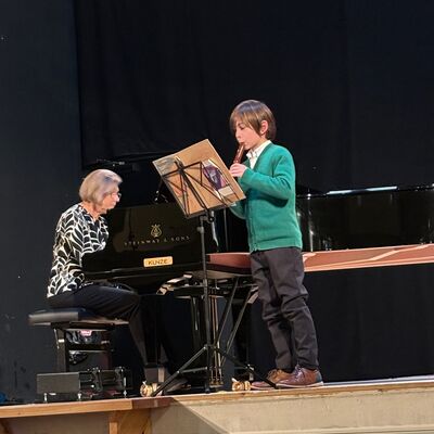 Tassilo zu Knyphausen an der Blockflöte unter Begleitung von Marina Lebedeva am Klavier