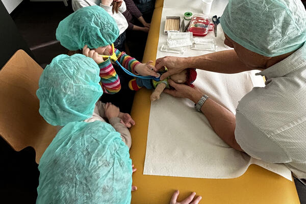 Besuch in der Teddyklinik des Kinder- und jugend&auml;rztlichen Dienstes