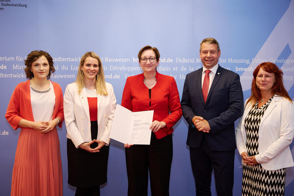 Bekanntgabe der Gewinner und &Uuml;bergabe der symbolischen F&ouml;rderurkunden an die Vertreterinnen und Vertreter der jeweiligen Projektkommunen, welche von einer Auswahlkommission von Bund und L&auml;ndern f&uuml;r das F&ouml;rderprogramm "RegioStrat - Strategische Regionalent