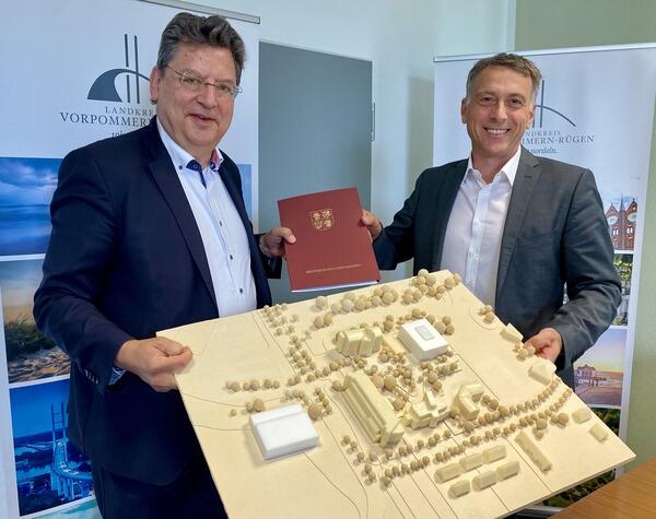 Reinhard Meyer, Minister f&uuml;r Wirtschaft, Infrastruktur, Tourismus und Arbeit Mecklenburg-Vorpommern, &uuml;berreicht den Zuwendungsbescheid an Landrat Dr. Stefan Kerth
