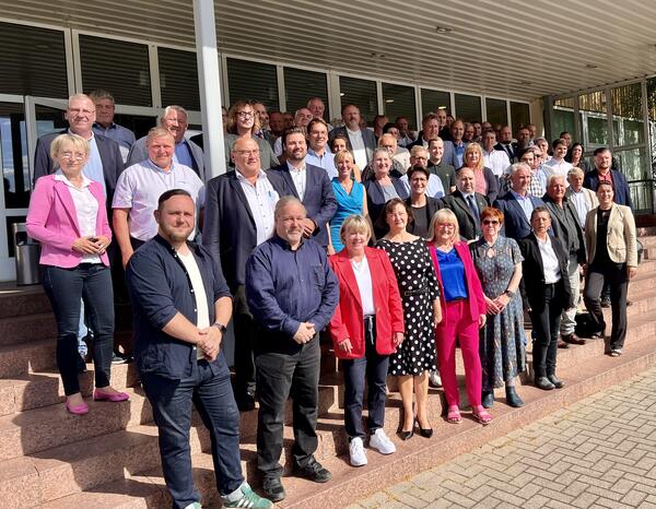 Die gew&auml;hlten Kreistagsmitglieder Vorpommern-R&uuml;gens zur konstituierenden Sitzung am 8. Juli 2024 in Grimmen