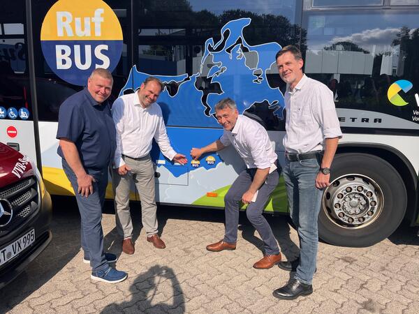 Rufbus-Angebot in Vorpommern-R&uuml;gen gestartet: Marco Jahns, Ulrich Sehl, Dr. Stefan Kerth und Alexander Benkert trafen sich zum Austausch (v. l. n. r.)