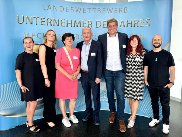 Verleihung zum Unternehmer des Jahres 2024: Kathy Sch&ouml;pe, Fachgebietsleiterin Projekte (links); Karen Hoppenrath, Fachdienstleiterin Stabsstelle Wirtschaftsf&ouml;rderung und Regionalentwicklung (2.v.r.) und Hannes Trettin von Project Bay GmbH (rechts)