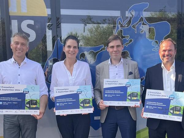 Landrat Dr. Stefan Kerth, Staatssekret&auml;rin f&uuml;r Wirtschaft, Infrastruktur, Tourismus und Arbeit Ines Jesse, Gesch&auml;ftsf&uuml;hrer der VMV-Verkehrsgesellschaft Mecklenburg-Vorpommern mbH Daniel Bischof und Gesch&auml;ftsf&uuml;hrer der Verkehrsgesellschaft Vorpommern-R&uuml;gen