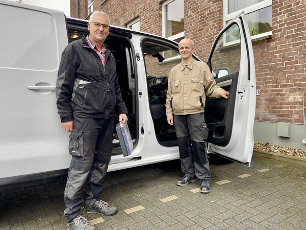 Torsten Langbein erkl&auml;rt Gerald Wilcke die T&auml;tigkeiten eines Hausmeisters