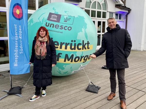 Landrat Dr. Kerth (rechts) und Karen Hoppenrath, Wirtschaftsf&ouml;rderung Landkreis Vorpommern-R&uuml;gen (links), freuen sich &uuml;ber die erneute UNESCO-Anerkennung