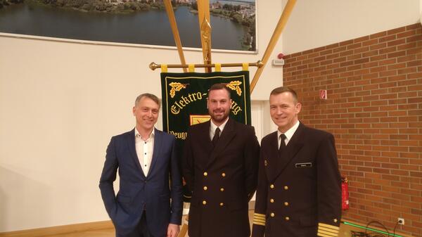 Landrat Dr. Stefan Kerth, Michael Antke (Handwerksmeister Elektrotechnik) und Kapit&auml;n zur See Thorsten Goertz (Stellvertretender Kommandeur der MTS) (v. l. n. r.)