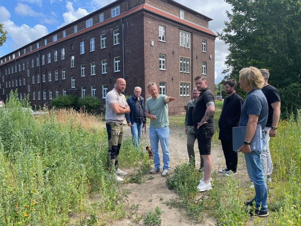 Vertreter der Landkreisverwaltung bei der Bauberatung mit Bauleiter und Baufirma, die am 14. Juli mit den bauvorbereitenden Ma&szlig;nahmen beginnen wird. 