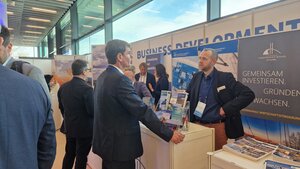 Dennis L&uuml;dke, Wasserstoffkoordinator des Landkreises Vorpommern-R&uuml;gen im Austausch mit Hanno Balzer von H2 Apex Energy GmbH