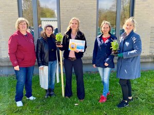 Die Pflanzaktion wurde begleitet durch (v. l. n. r.): Katrin Gr&auml;fe (KerVita), Petra Dunkel (Netzwerk Demenz Vorpommern-R&uuml;gen), Ricarda Rumpel (2. Stellvertretende Landr&auml;tin), Andrea Berner (Fachdienst Gesundheit), Anke Landgraf (KISS Stralsund)