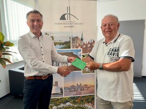 Landrat Dr. Stefan Kerth &uuml;bergibt ein kleines Dankesch&ouml;n an Peter Brelle (v. l. n. r.)