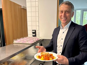 Landrat Dr. Stefan Kerth freut sich &uuml;ber den neuen Speisesaal des Gymnasiums "Richard Wossidlo"