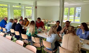 Gemeinsames Mittagessen und Austausch im neuen Speisesaal des Gymnasiums "Richard Wossidlo"