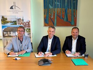 B&uuml;rgermeister Christian Zornow, Landrat Dr. Stefan Kerth und VVR-Gesch&auml;ftsf&uuml;hrer Ulrich Sehl unterzeichneten die Vereinbarung (v. l. n. r.)