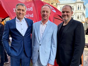 Landrat Dr. Stefan Kerth gemeinsam mit Stralsunds Oberb&uuml;rgermeister Alexander Badrow und dem Vorsitzenden der Gesch&auml;ftsf&uuml;hrung der Agentur f&uuml;r Arbeit, Thorsten Nappe