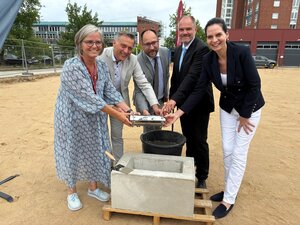 Einbringen der Zeitkapsel in den Grundstein durch Schulleiterin Ines Kahmann, Landrat Dr. Stefan Kerth, Staatssekret&auml;r Tom Michael Scheidung, Oberb&uuml;rgermeister Dr. Alexander Badrow und Staatssekret&auml;rin Ines Jesse (v. l. n. r.)