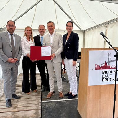 &Uuml;bergabe des Zuwendungsbescheids: Staatssekret&auml;r Tom Michael Scheidung, Ricarda Rumpel, Oberb&uuml;rgermeister Dr. Alexander Badrow, Landrat Dr. Stefan Kerth, Staatssekret&auml;rin Ines Jesse (v. l. n. r.)