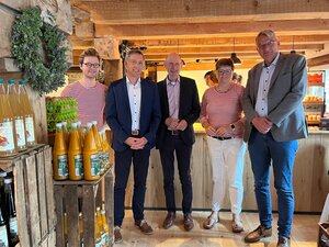 Neuer&ouml;ffnung der Markthalle Barth mit Mortimer von Kessel, Dr. Stefan Kerth, Marco von Kessel, Katy Linke und Friedrich-Carl Hellwig (v. l. n. r.)