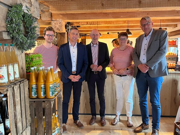 Neuer&ouml;ffnung der Markthalle Barth mit Mortimer von Kessel, Dr. Stefan Kerth, Marco von Kessel, Katy Linke und Friedrich-Carl Hellwig (v. l. n. r.)