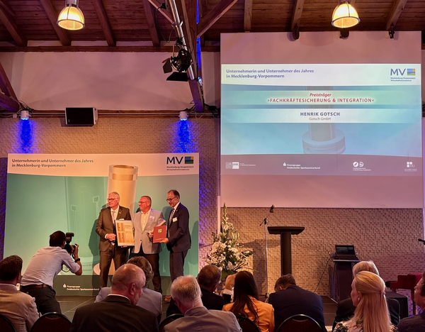 Auszeichnung von Henrik Gotsch in der Kategorie "Fachkr&auml;ftesicherung und Integration" beim Landeswettbewerb "Unternehmerin und Unternehmer des Jahres in Mecklenburg-Vorpommern 2026" 