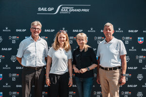 V.l.n.r.: Leon Kr&auml;usche (B&uuml;rgermeister Stadt Sassnitz), Anna Barth (SailGP-Team-Deutschland), Kathrin Meyer (Stellvertretende Landr&auml;tin), Peter F&uuml;rst (Hansestadt Stralsund)
