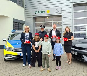 &Uuml;bergabe der DEKRA-Kappen 2026 in Stralsund