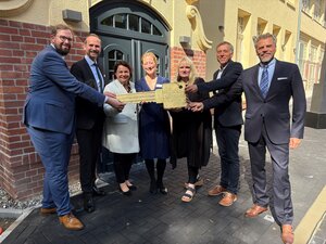 Er&ouml;ffnung von &raquo;Haus 24&laquo; am Helios Hanseklinikum Stralsund gemeinsam mit Stefanie Drese, Ministerin f&uuml;r Soziales, Gesundheit und Sport M-V, Landrat Dr. Stefan Kerth, Holger Tanschus f&uuml;r die Hansestadt Stralsund, Klinikgesch&auml;ftsf&uuml;hrer Michael Karbiesch, Priv.-Doz. Dr. med Deborah Janowitz sowie mit Vertreterinnen und Vertretern der Helios Hanseklinik Stralsund
