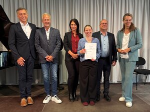 Dr. Stefan Kerth, Hans-J&uuml;rgen Kampa, Dajana Rohloff, Martina Fenzel, Volkmar Do&szlig; und Bettina Martin (v. l. n. r.) zur Urkunden&uuml;bergabe in Stralsund